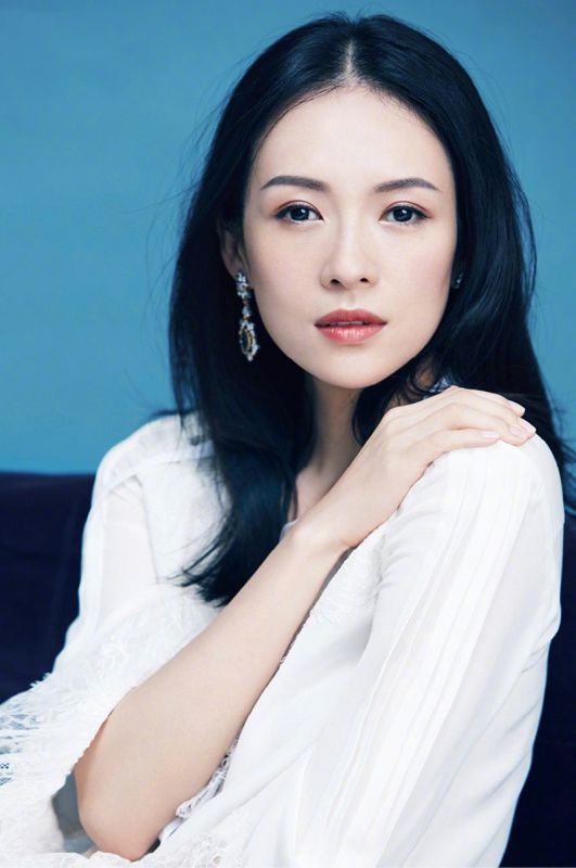 自信成熟御姐章子怡露背礼裙干练时尚明星写真