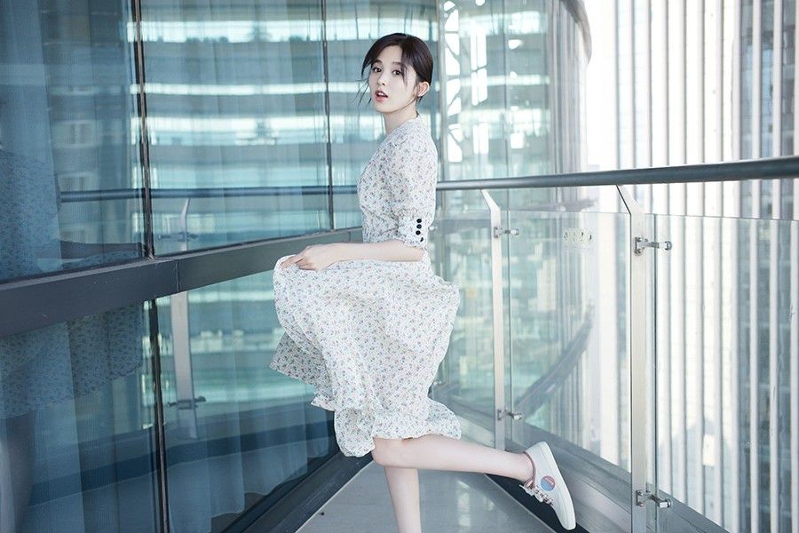 白嫩清秀美女古力娜扎漂亮美腿明星生活照