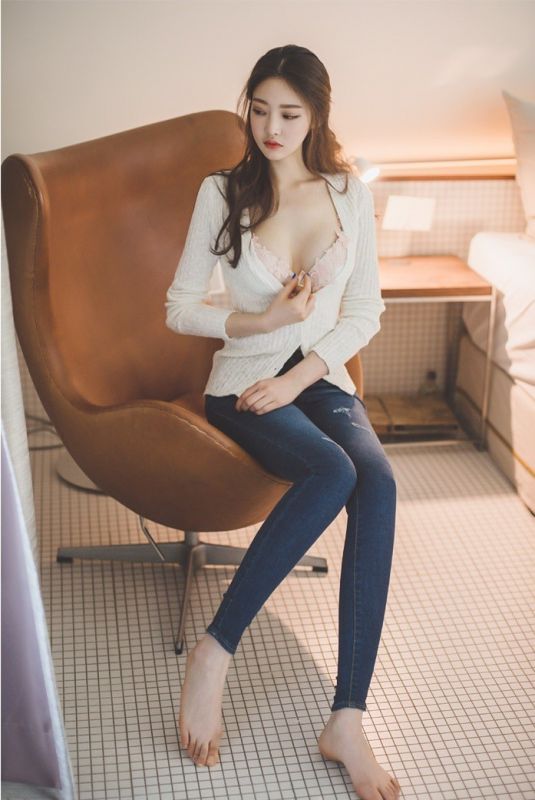 火辣车模美女风骚私房内衣外泄性感写真