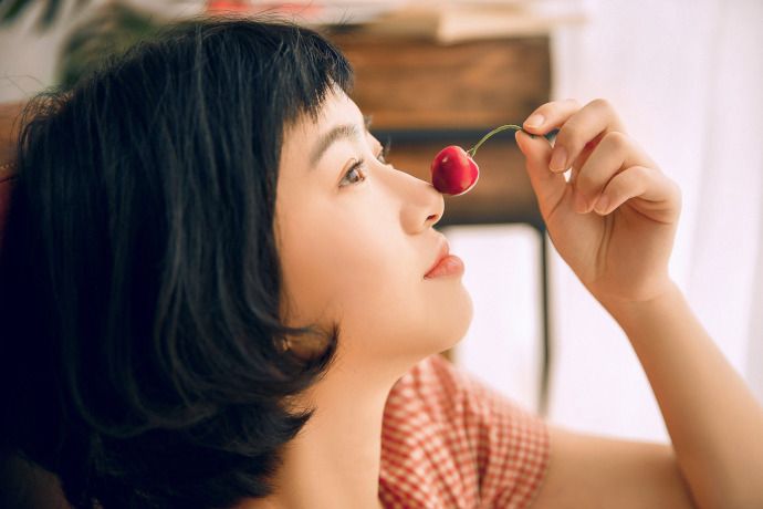 文艺少女私房大眼丰韵格子裙怡静清纯写真