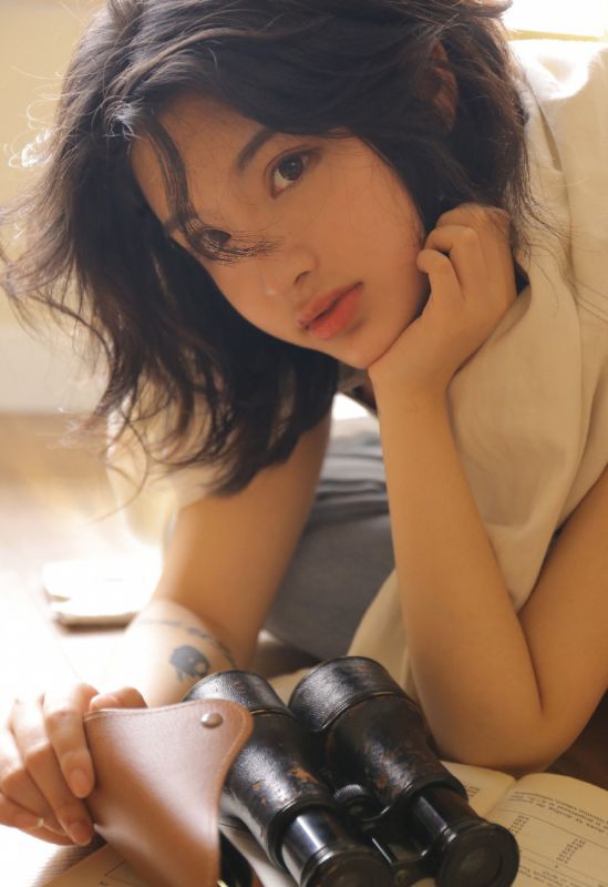天然萌女孩吊带背心清新私房照写真图片