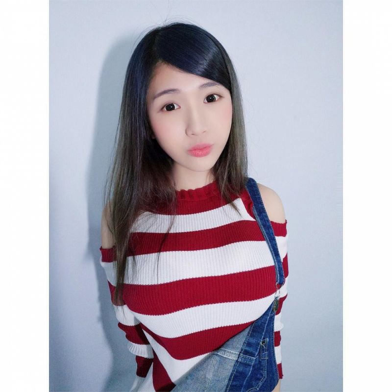 台湾童颜巨乳少女丰盈事业线个人写真艺术