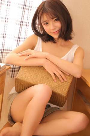 素人美女御姐吊带真空背心长腿妖娆写真