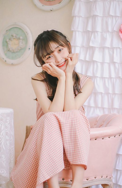长发粉嫩少女恬静贤淑甜美笑容写真
