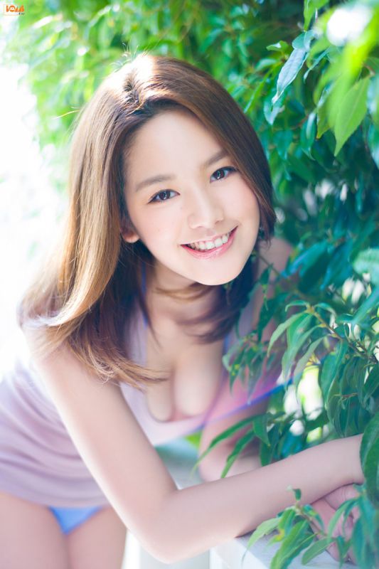 甜美女优笕美和子户外秀美胸写真