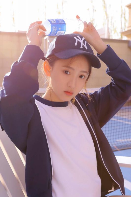 阳光少女户外制服诱惑无遮无挡性感写真