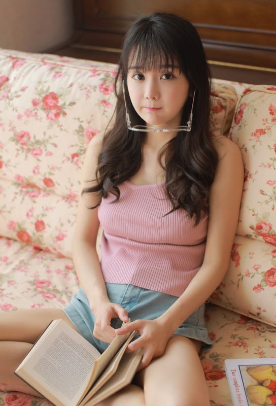 大眼萝莉美乳翘臀稚嫩芭比热裤写真