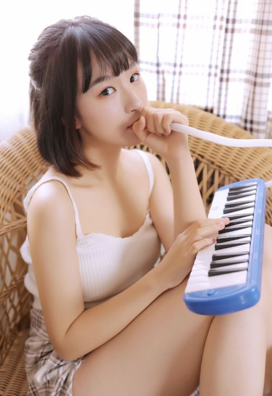吊带内衣美女模特娇嫩玉体香艳美腿大胆私房写真