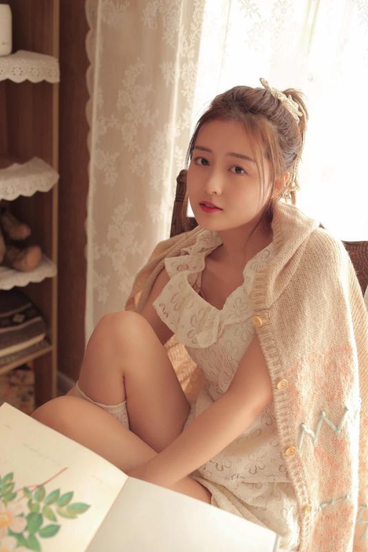 白丝袜美女小清新白嫩私房美腿清纯写真图片