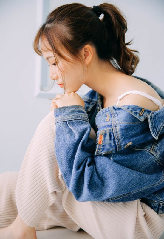潮流时尚模特吊带背心甜美冷艳美女写真