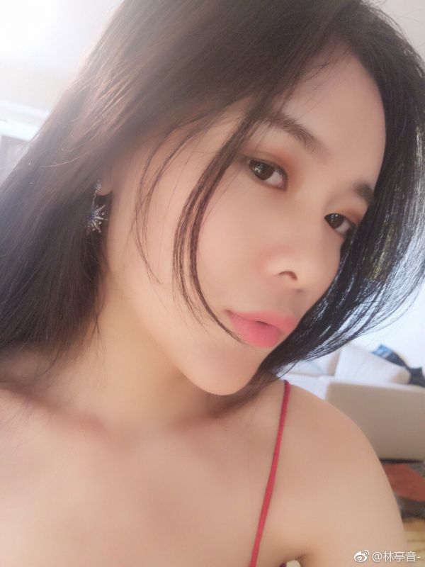 美女模特林亭音性感自拍照乳沟诱人