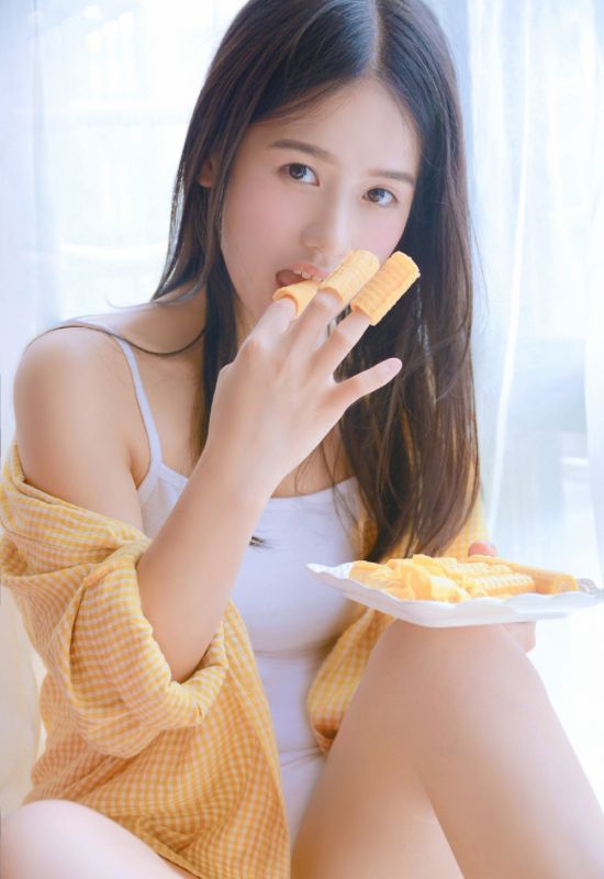 长腿美女吊带美乳高开叉美腿性感写真