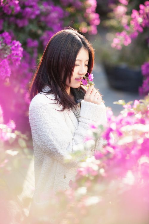 甜美女孩户外迷人写真照