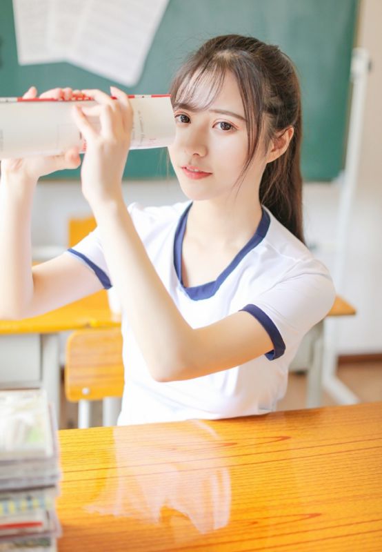 校花美女班长教室内日式体操服惹火写真