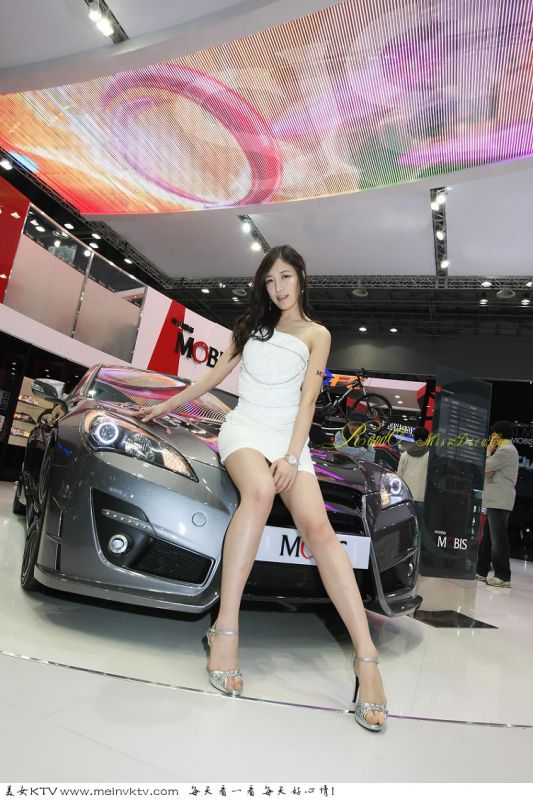 韩国美女车模写真图片长腿迷人