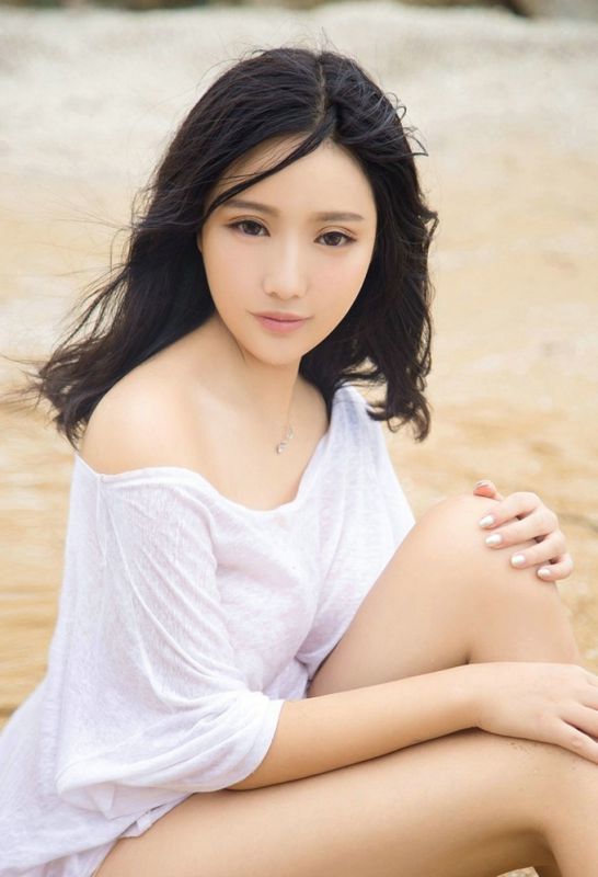 沙滩比基尼美女丰满大奶子深沟巨乳诱惑美女写真