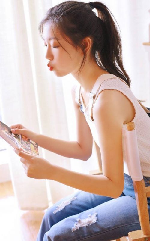 网络美女主播私房性感居家内衣酥胸诱惑写真