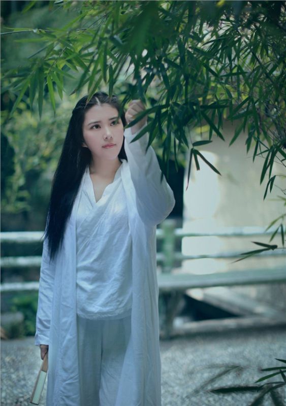 气质美女白衣林间写真仙气十足