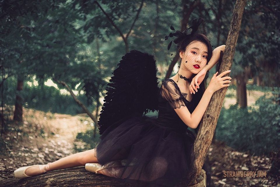 冷艳神秘红唇美女御姐森林系个人写真艺术性感图片