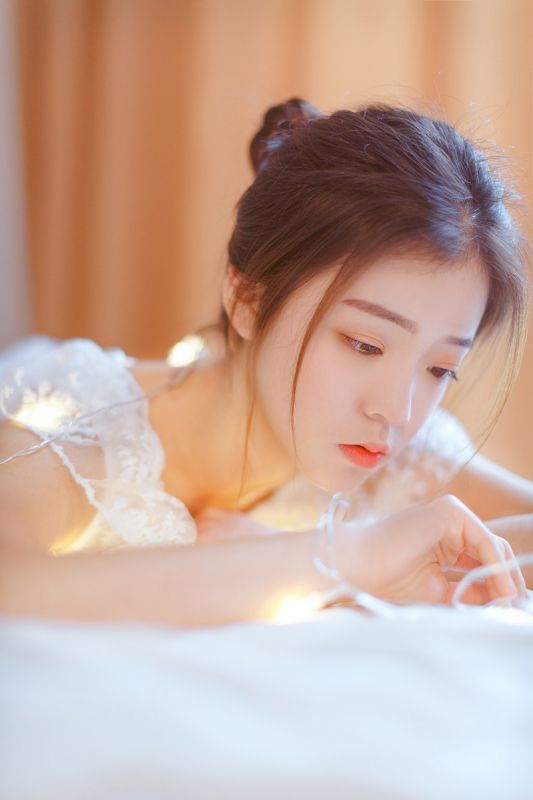 吊带纱裙美女性感露背白嫩腋下诱惑写真