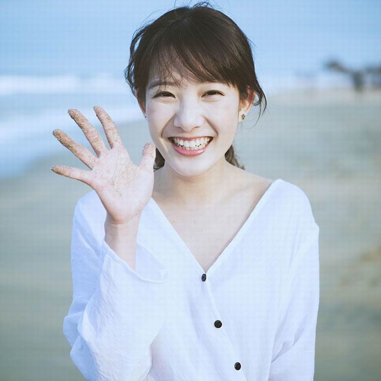 清纯白衫美女海边迷人写真