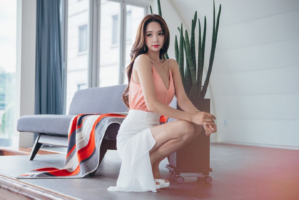 性感美女模特深V露乳火辣美腿知性优雅写真