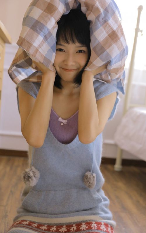 00后短发轻熟稚气少女居家美腿天然清纯写真