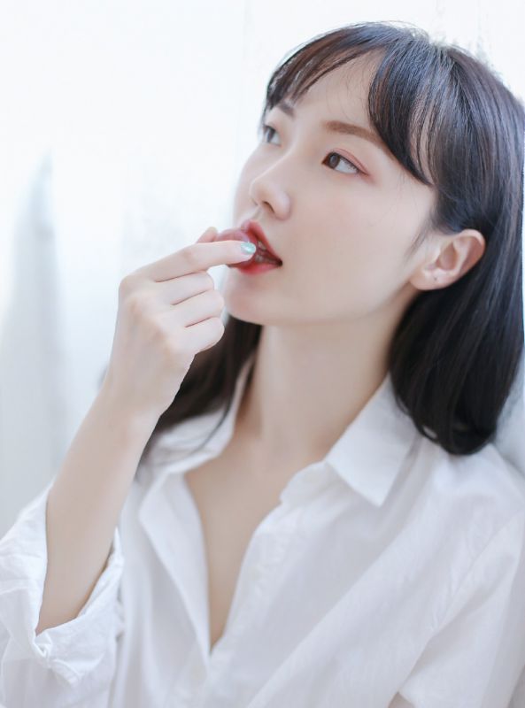 少女の居室长腿白嫩御姐真空睡衣朦胧写真