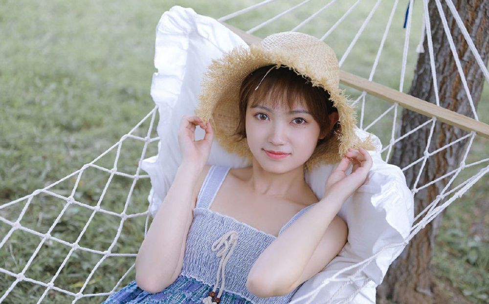 短发少女夏日户外小清新草帽美女个人写真