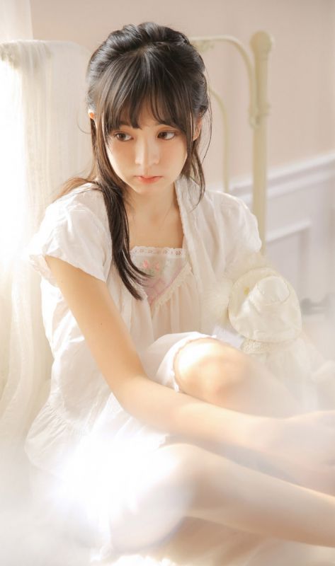 提琴女孩优雅公主气质白嫩养眼唯美清纯写真