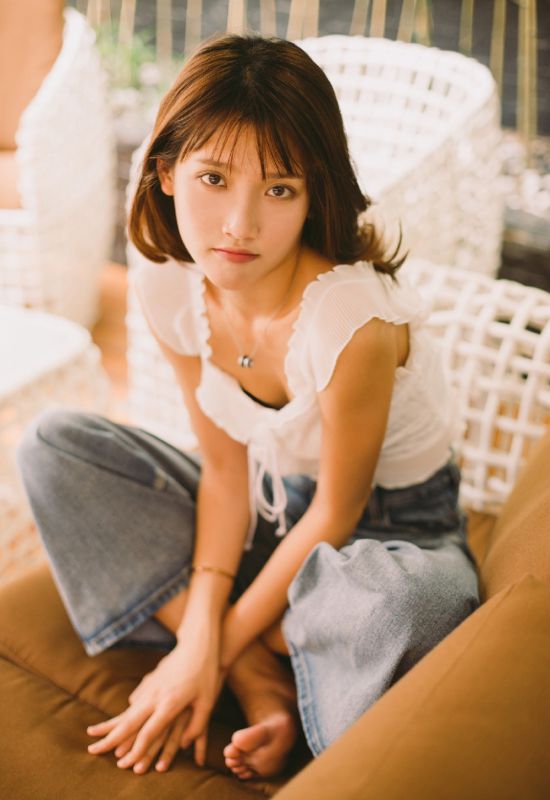 脾气倔强小美女牛仔裤玉足清爽性感乳沟写真