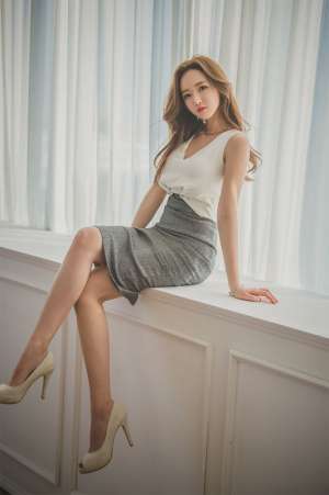 窗台上的美女嫩模都市OL白领制服性感写真