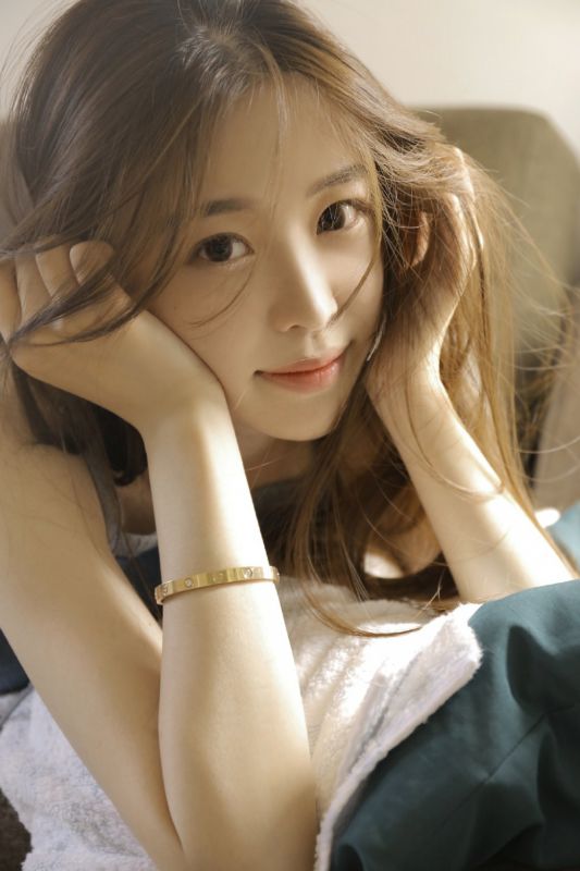 牛仔裙美女白嫩酥胸长腿诱惑私房美女照片
