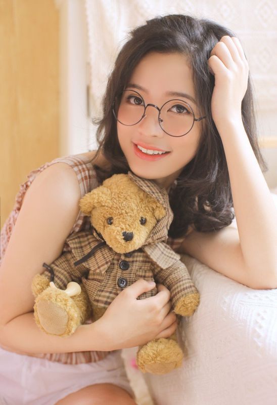 洋娃娃眼镜少女吊带酥胸清纯迷人美腿写真