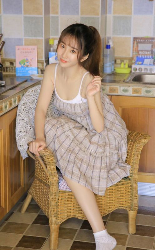 麻花辫美女户外吊带酥胸年轻的萝莉阿姨诱惑写真