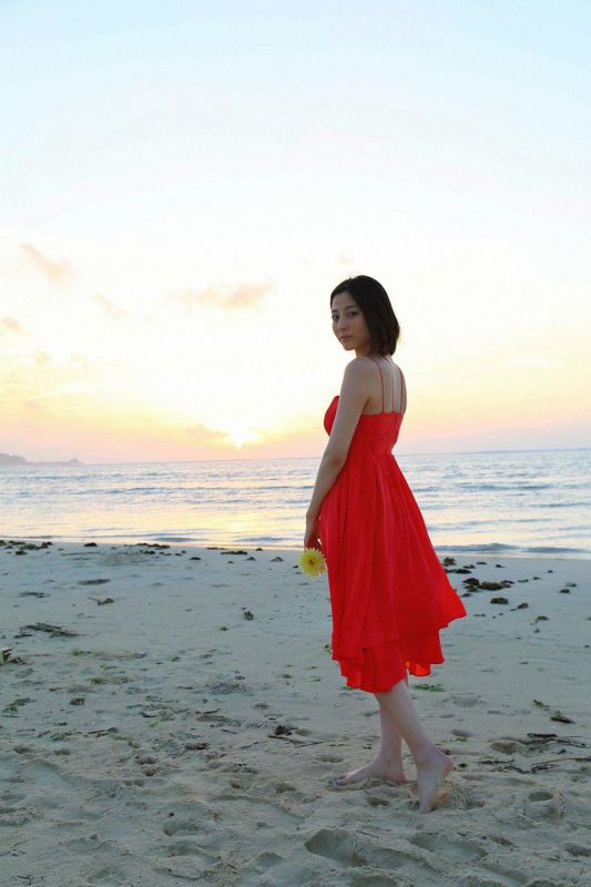 日本美女少妇海边长裙粉嫩BB裸阴性感诱惑图片