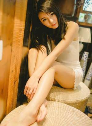 吊带背心美女长腿模特真空无内高清人体私处特写图片