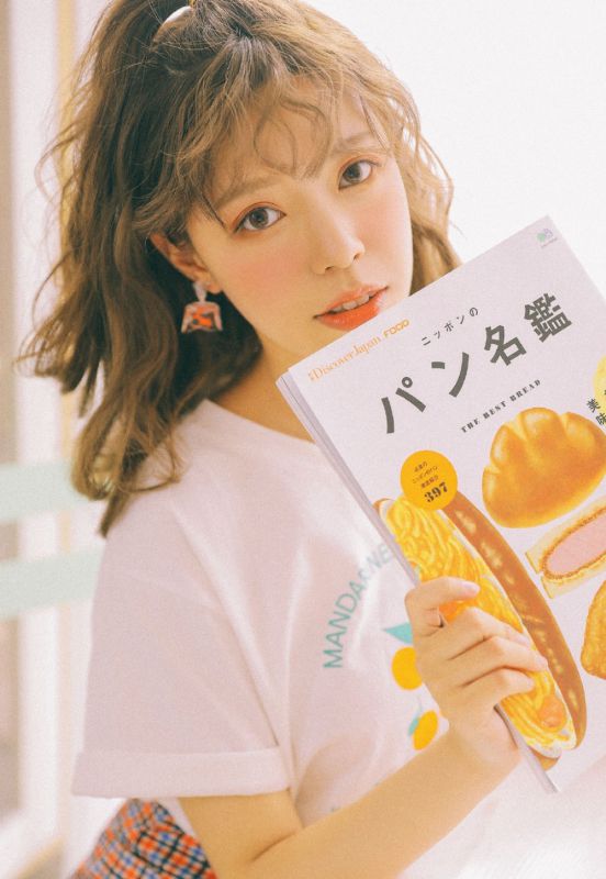 日系卷发少女古典粉嫩格裙美腿写真