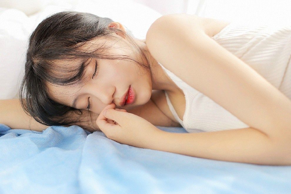 极品宅男女神酥胸白嫩床上深沟诱惑写真