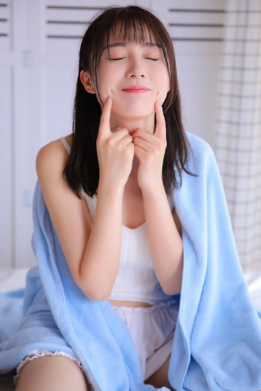 清纯美女御姐白嫩长腿玲珑有致写真