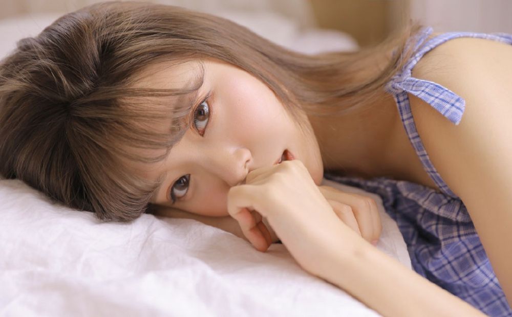 日系卷发少女古典粉嫩格裙美腿写真