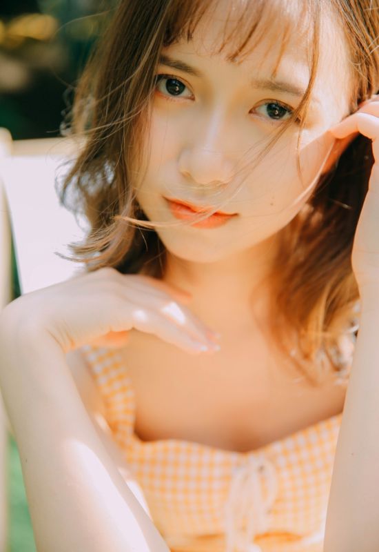 潮流时尚模特吊带背心甜美冷艳美女写真