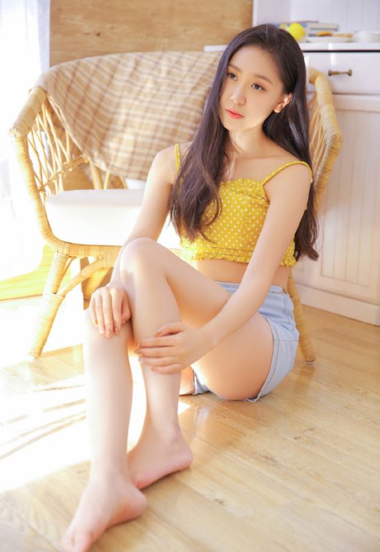 迷人素人女孩性感美腿热裤私房美艳写真