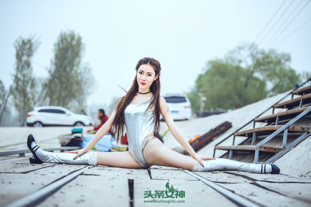 高挑美女樊安妮户外性感写真翘臀诱人
