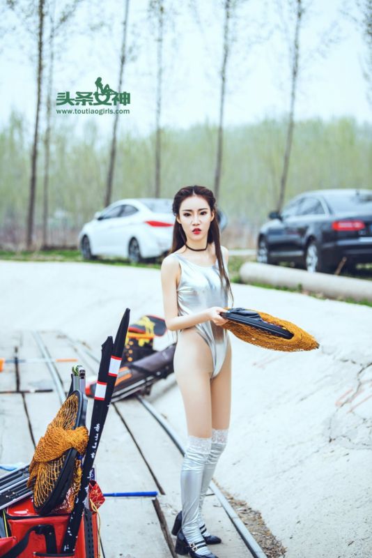 高挑美女樊安妮户外性感写真翘臀诱人