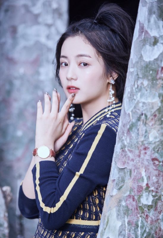短发少女张雅钦秋季衣装唯美清纯抚媚明星写真