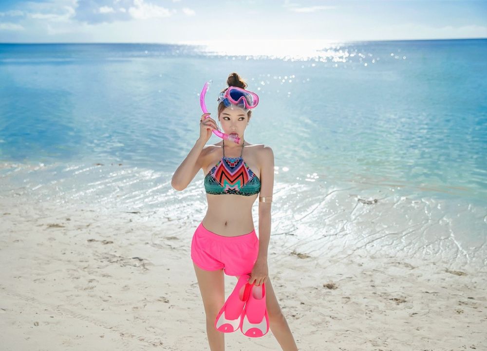 90后比基尼美女酥胸美奶大胆美腿户外沙滩写真