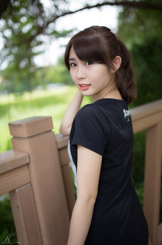清纯美女庄晴雅公园唯美写真