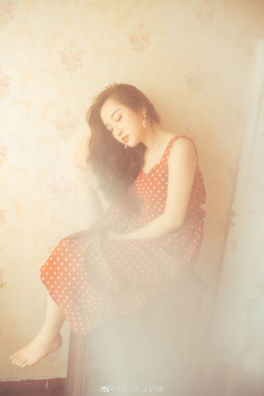 端庄美女庄哲琦红裙惹火美腿玉足性感明星写真