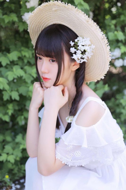 小清新文艺少女室外花丛浪漫治愈森林系写真